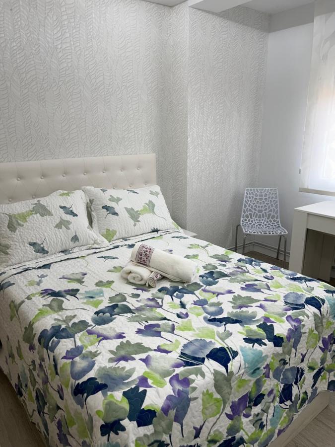 Apartamentos C&E Haro Bagian luar foto